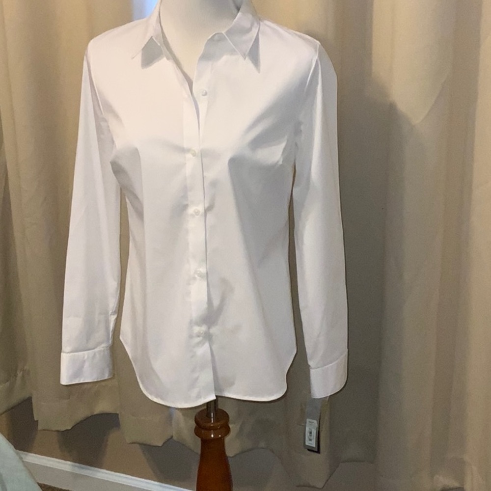 NWT Apt 9 White button down fitted top